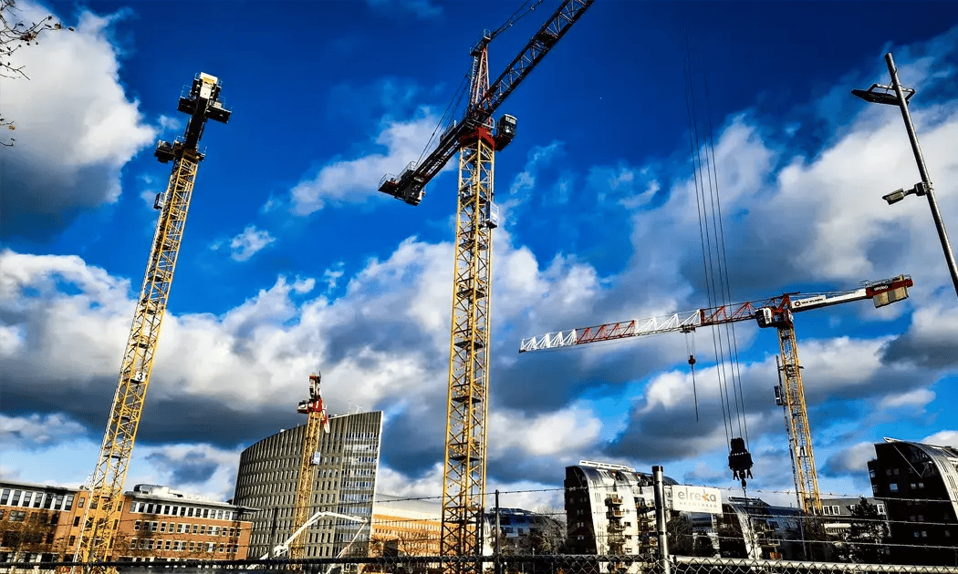 Ceci est une image d'ambiance du marché de la "construction" dans lequel nous sommes également actifs – une grue de chantier sur un site de construction. Ceci est une image d'ambiance du marché de la "construction" dans lequel nous sommes également actifs – une grue de chantier sur un site de construction.