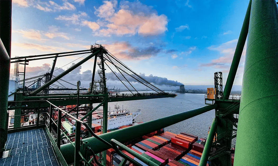 Dit is een sfeerbeeld van de havensector waarin RDS Weighing & Safety actief is