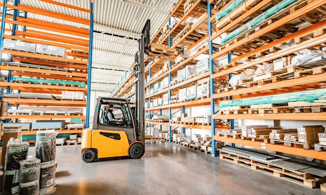 Dit is een heftruck in werking van RDS Weighing & Safety actief in de logistieksector