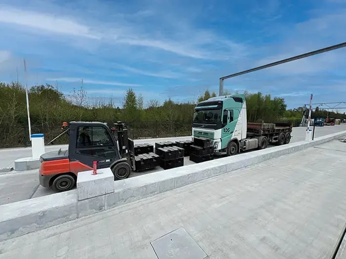 Ceci est le service d'étalonnage de RDS Weighing & Safety en train de calibrer un pont-bascule encastré.