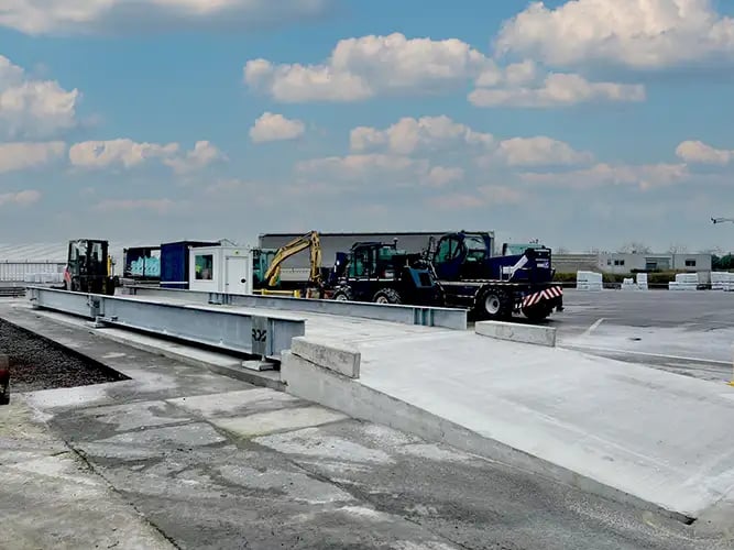 Ceci c'est un pont-bascule hors sol MBO de RDS Weighing & Safety