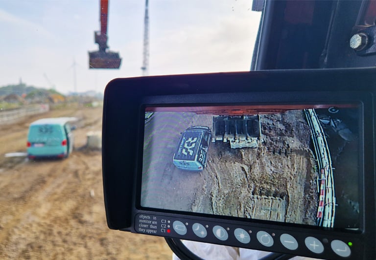 Ceci c'est un caméra de Orlaco monté par RDS Weighing & Safety sur un excavateur