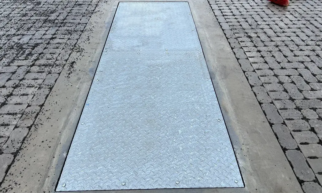 Dit is een geplaatste asweger ingewerkt in beton met een gegalvaniseerde afwerking van RDS Weighing & Safety