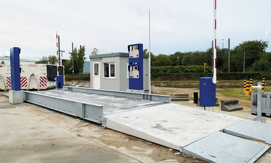 RDS Opbouwweegbrug met slagbomen en op maat gemaakte kasten met barcodescanners