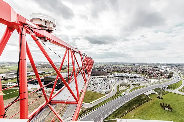 Voici notre balisage lumineux jour/nuit - moyenne intensité, monté sur une grue à tour.