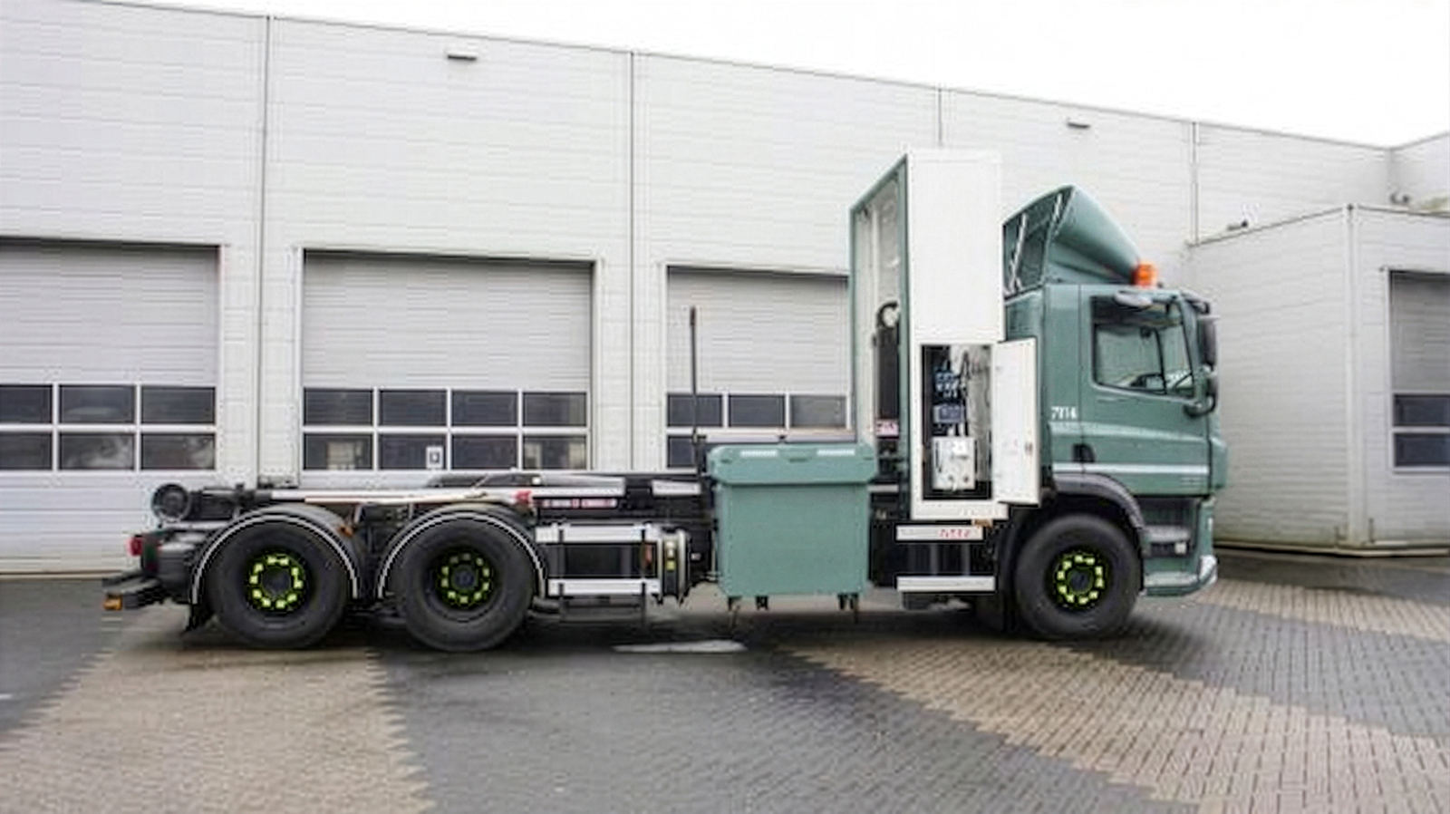 Dit is een vrachtwagen voor beladingwegen met een zijlader