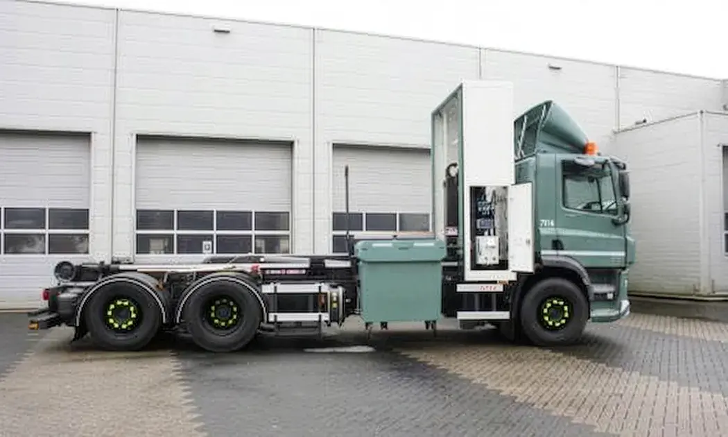 Dit is een vrachtwagen voor beladingwegen met een zijlader