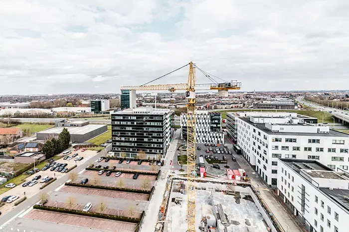 Dit is een foto genomen op een bouwwerf met een torenkraan waarop een antibotssysteem van RDS gemonteerd staat