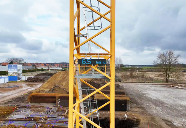 Dit is het XL kleurendisplay van RDS Weighing & Safety geconnecteerd aan de windmeter en gemonteerd op een torenkraan op de werf
