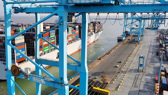 Dit is een sfeerbeeld in de haven van Antwerpen - foto genomen door een technieker van RDS Weighing & Safety