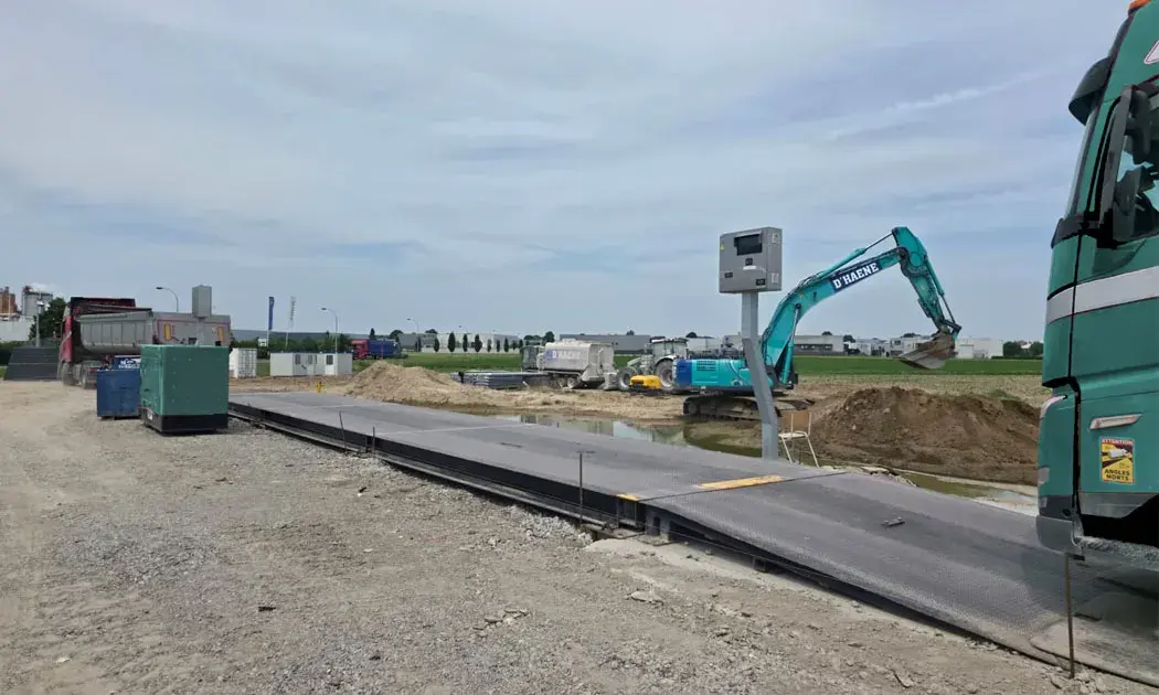 Dit is een tijdelijke huurweegbrug van RDS Weighing & Safety geplaatst met op maat gemaakte stuurkast bij D'Haene in Oostrozebeke