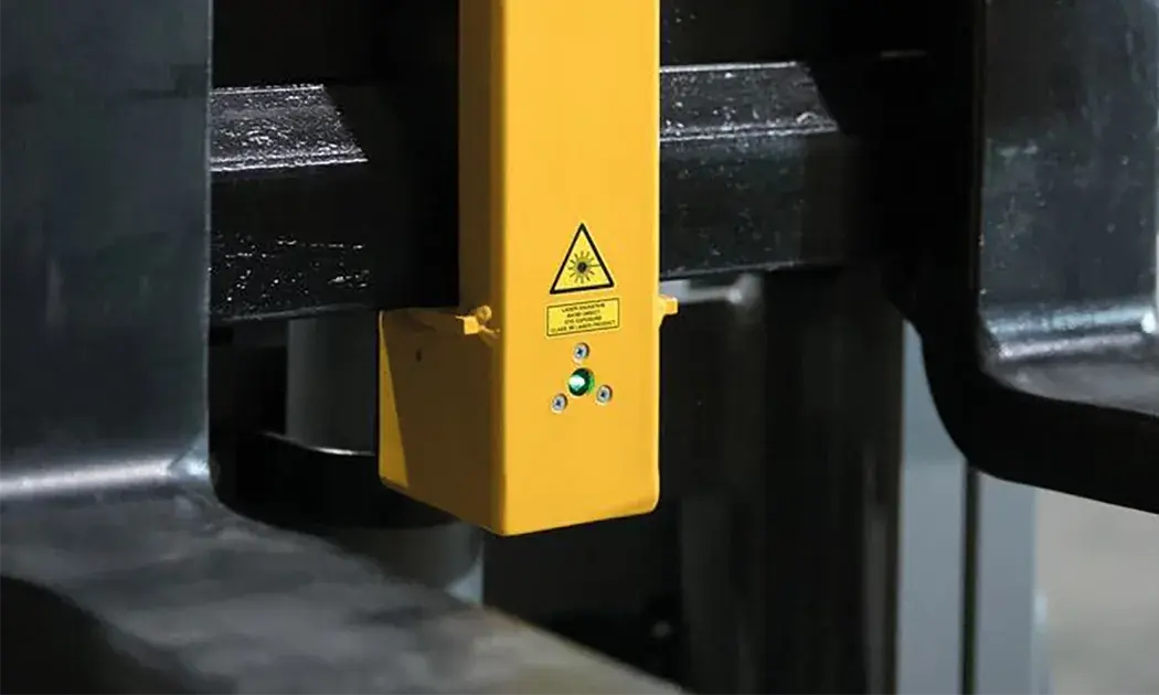 RDS laser gemonteerd tussen de vorken van een heftruck