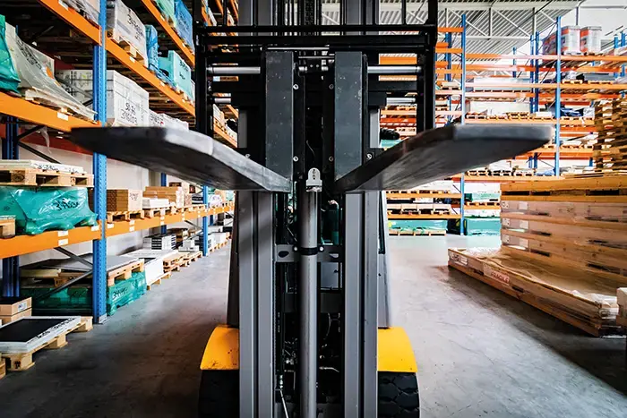 Dit is een close-up van de vorken van een vorkheftruck van RDS Weighing & Safety