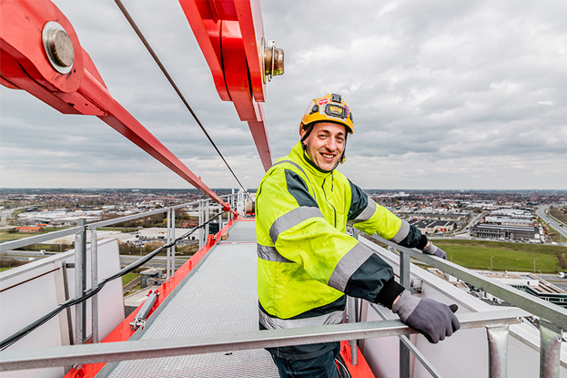 Un employé de RDS en haut d'une grue à tour.