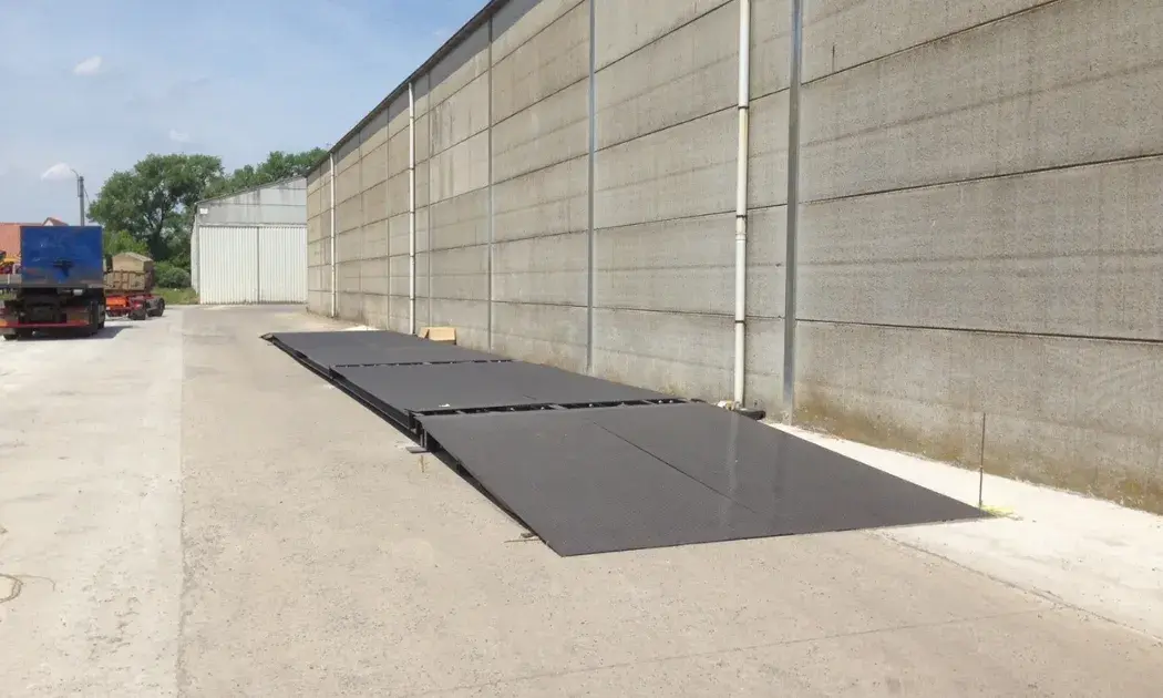 Voici un pont-bascule modulaire hors sol installé.