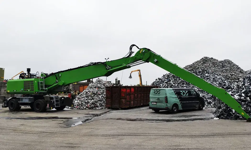 Ceci c'est une grue de transbordement dans le secteur du recyclage, équipée d'un système de pesée LoadEx 100 de RDS Weighing & Safety, avec le camion de RDS en arrière-plan.