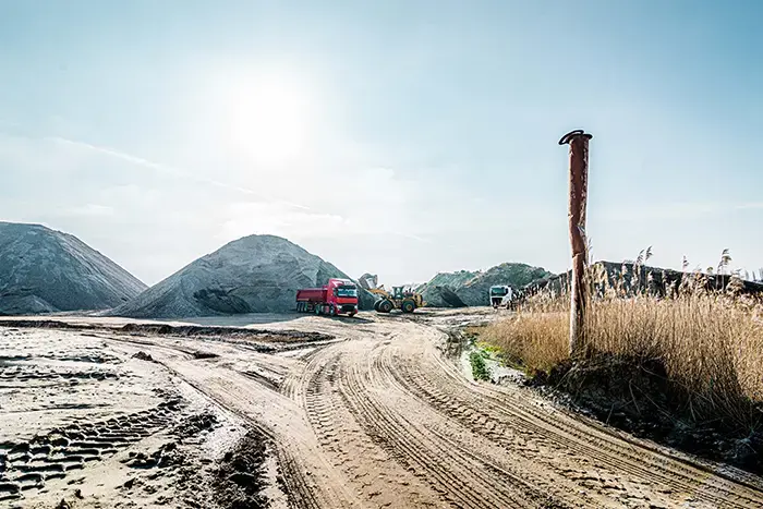 Dit is een sfeerfoto die de ontginningssector aantoont, waar graafwerken aan de gang zijn