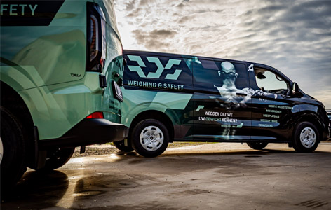 Ceci est une camionnette avec le lettrage de RDS Weighing & Safety.