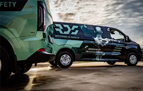 Dit is een bestelwaren met belettering van RDS Weighing & Safety