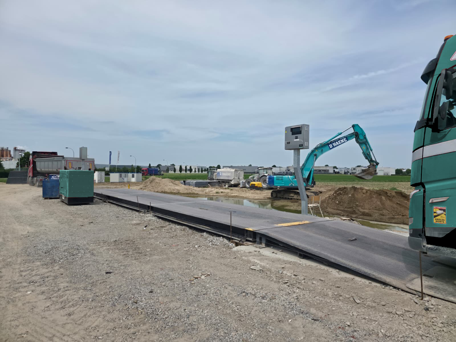 Dit is een tijdelijke weegbrug van RDS Weighing & Safety geplaatst met op maat gemaakte stuurkast bij D'Haene in Oostrozebeke