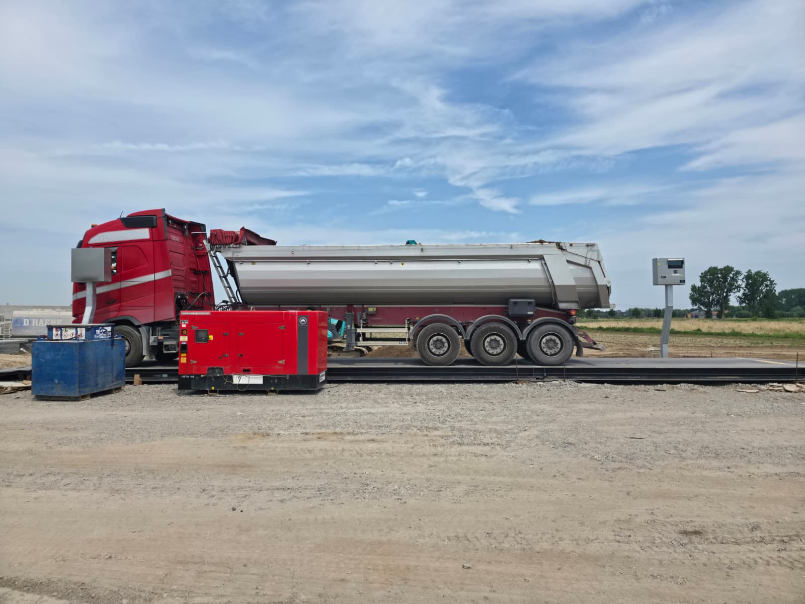 Dit is de tijdelijke weegbrug Modudel van RDS Weighing & Safety bij Grondwerken D'Haene met een vrachtwagen erop