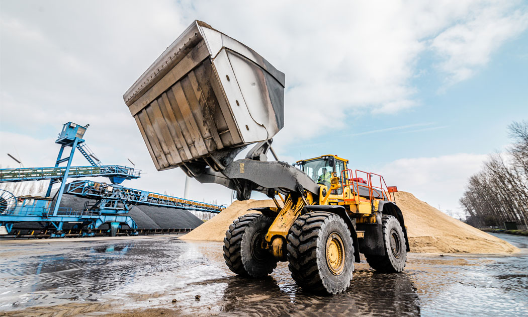 This is a wheel loader working on a site with an integrated Kiloweb weighing software of RDS Weighing & Safety