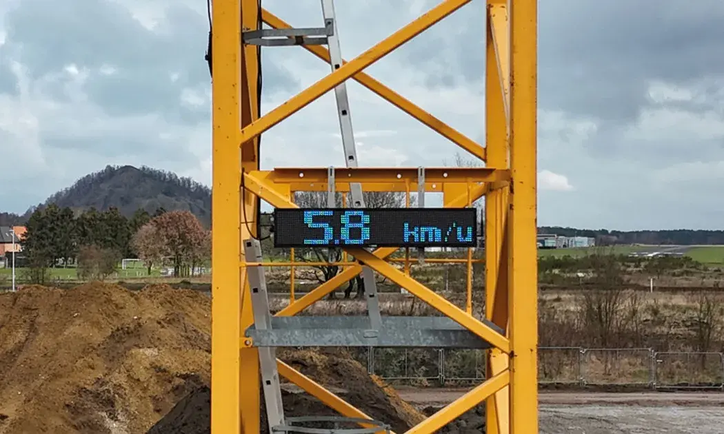 Dit is een display geplaatst op een torenkraan - gecombineerd met RDS Weighing & Safety windmeter